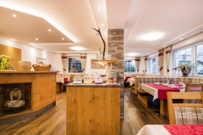 Frühstücksraum mit gemütlicher Atmosphäre und viel Platz