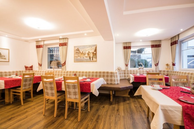 Gedeckte Tische im Frühstücksraum