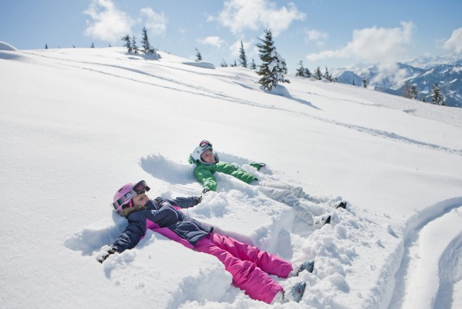 Kinder spielen im Schnee © Wagrain-Kleinarl Tourismus