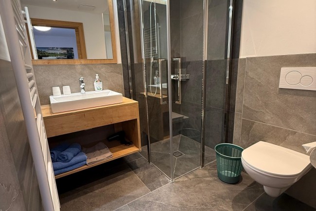 Badezimmer mit Dusche