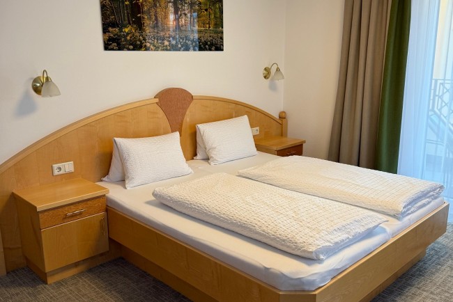 Schlafzimmer mit Doppelbett