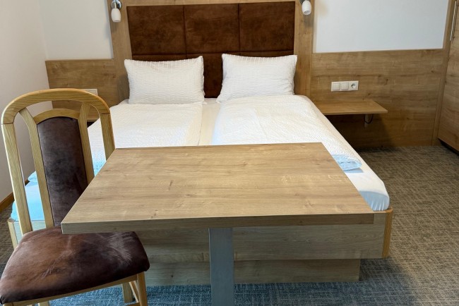 Doppelzimmer mit gem&uuml;tlichem Bett 