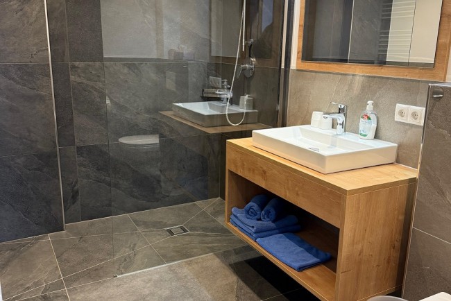 Badezimmer mit Dusche