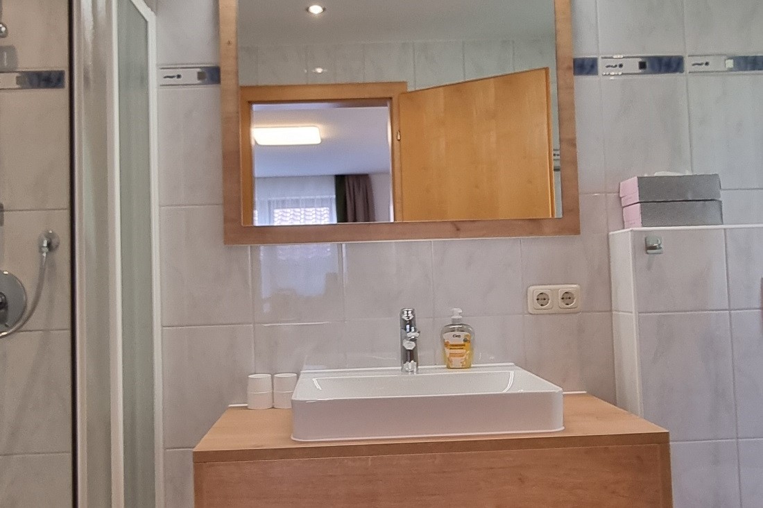 Badezimmer mit Dusche