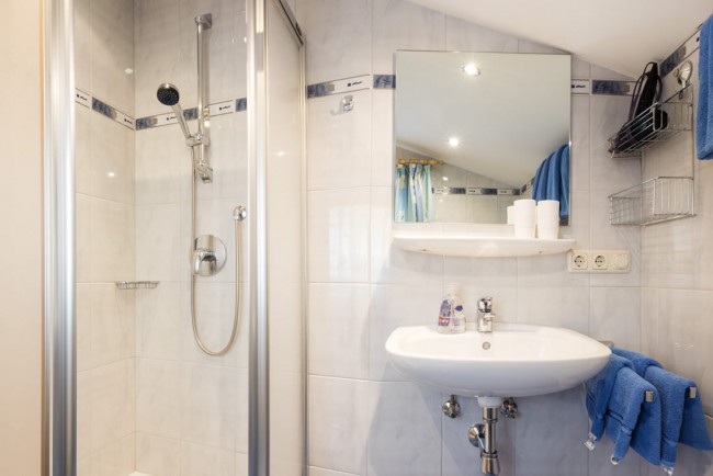 Dusche und Waschbecken