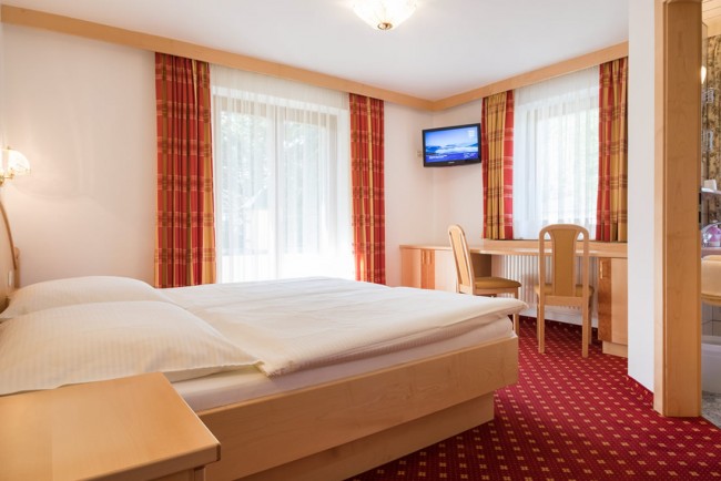 Zimmer für zwei Personen mit Dusche und WC